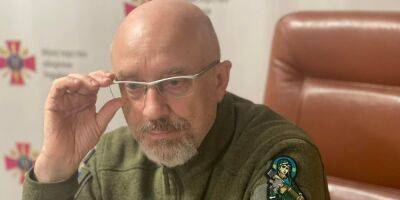 Владимир Зеленский - Алексей Резников - «РФ продолжает давить массой». Украина ежедневно теряет в боях до сотни бойцов убитыми и до 500 ранеными — Резников - nv.ua - Россия - Украина