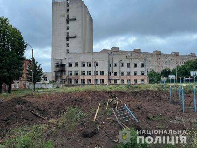 Ночной обстрел Харькова: ракета попала во двор между домами, на месте взрыва – воронка (фото) - objectiv.tv - Украина - Харьковская обл. - Харьков - район Шевченковский, Харьков