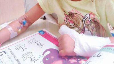 4-летней малышке оторвало палец на детской площадке, врачи пришили его - vesty.co.il - Израиль