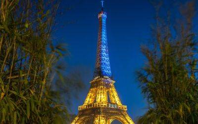 Эйфелевую башню осветили в цветах флага Украины - korrespondent.net - Украина - Франция - Париж