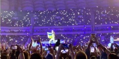 Тилль Линдеманн - Знак солидарности. Rammstein развернули флаг Украины на концерте в Варшаве - nv.ua - Россия - Украина - Германия - Польша - Варшава