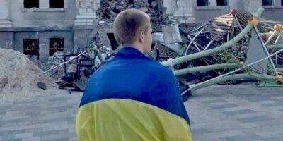 Бесстрашный житель оккупированного Мариуполя вышел в центр города с украинским флагом — фото - nv.ua - Россия - Украина - Мариуполь - Мариуполь