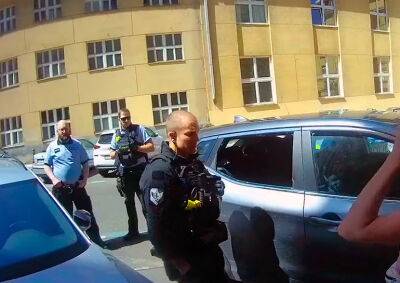 В Праге полиция спасла младенца, оставленного матерью в раскаленной машине: видео - vinegret.cz - Чехия - Прага