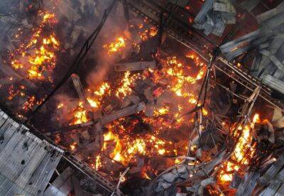 У Миколаєві російські ракети розгатили склад гумдопомоги: згоріли тисячі тонн продуктів, призначених для нужденних (відео) - facenews.ua - Украина - Twitter