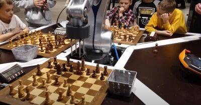 Российский робот сломал ребенку палец во игры в шахматы (видео) - focus.ua - Москва - Россия - Украина