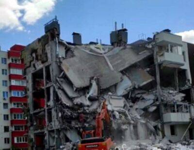 У Бучі мешканцям постраждалого від війни будинку загрожує обвал несучих конструкцій (ВІДЕО) - lenta.ua - Україна