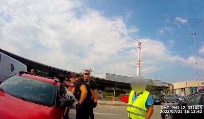 В Праге полиция спасла еще одного ребенка из раскаленного авто: видео - vinegret.cz - Чехия - Прага