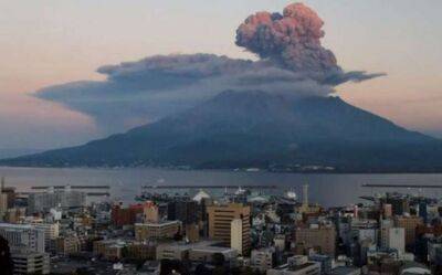 Евакуацію через виверження вулкана оголосили в Японії (відео) - lenta.ua - Украина - Японія