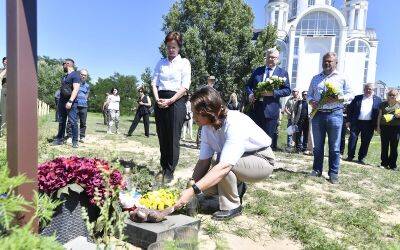 Елена Зеленская - Находящаяся в Украине первая леди Литвы почтила память жертв в Ирпене и Буче - obzor.lt - Россия - США - Украина - Киев - Бельгия - Турция - Германия - Франция - Польша - Литва - Вильнюс - Канада - Сербия - Латвия - Исландия - Ирпень - Ес