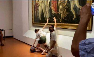 Экоактивисты в галерее Уффици приклеили себя к картине Ботичелли «Весна» - obzor.lt - Италия