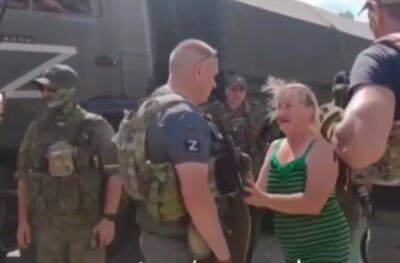С голыми руками набросилась на оккупантов: появилось видео, как жители Херсонщины не рады россиянам - politeka.net - Украина - Херсонская обл. - Херсонская Область