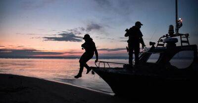 Греция - В Эгейском море греческие военные вытолкали в воды Турции лодку с нелегалами (видео) - focus.ua - Украина - Турция - Греция