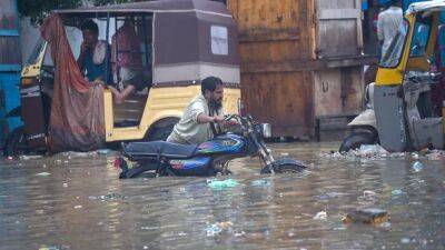 Крупнейший город Пакистана парализован муссонным дождем - unn.com.ua - Украина - Киев - Пакистан - Хайдарабад - Карачи