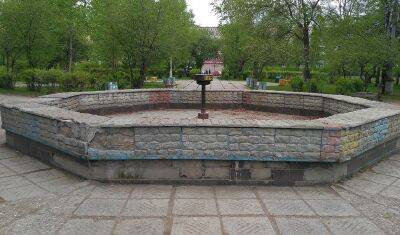 Тюменские подростки «сделали» из неработающего фонтана турник - nashgorod.ru - Тюмень - Ленинск