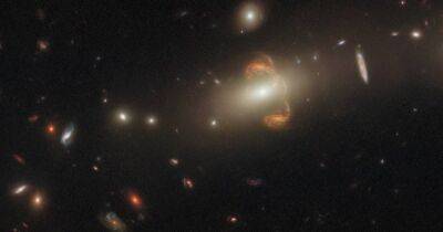 Джеймс Уэбб - Вселенная - Уникальный снимок. Телескоп Хаббл запечатлел зеркальное отражение галактики (фото) - focus.ua - Украина