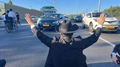 Видео: ортодоксы перекрыли шоссе № 4 в час пик в защиту кошерных телефонов - vesty.co.il - Израиль