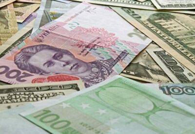 У "Приватбанку" злетіли ціни на долар та євро - facenews.ua - Украина