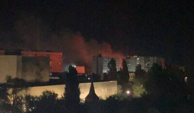 Детонація "ковдр і подушок": В Енергодарі горить готель, де жили російські окупанти - vchaspik.ua - Украина
