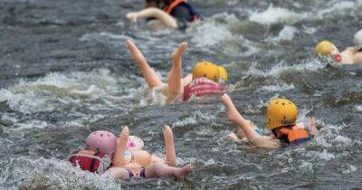 В России состоялось соревнование по заплыву на резиновых женщинах (видео) - focus.ua - Россия - Украина - Санкт-Петербург