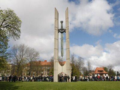 Литва - В Клайпеде начались работы по демонтажу советского монумента - obzor.lt - Германия - Литва - Клайпеды