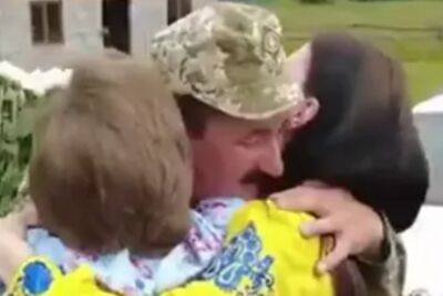 "Невозможно смотреть без слез": трогательное видео встречи защитника Украины с членами семьи - politeka.net - Россия - Украина