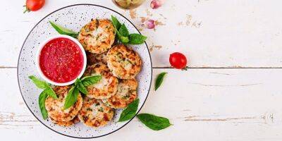 Без яиц и хлеба. Сочные мясные котлеты с кабачками — рецепт - nv.ua - Украина