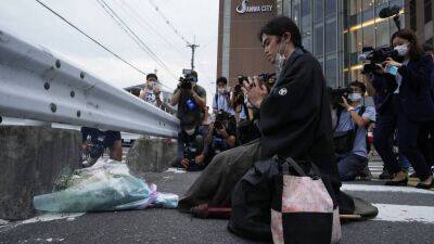 Синдзо Абэ - Десятки японцев возложили цветы на месте убийства Синдзо Абэ - ru.euronews.com - Япония - Нара