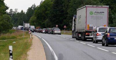 Mercedes Benz Actros - В аварии на Лиепайском шоссе погибли водители автомобилей Volvo и Renault - rus.delfi.lv - Латвия
