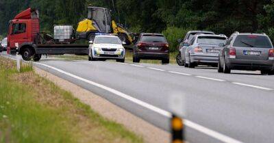 Mercedes Benz Actros - ДТП на Лиепайском шоссе: утечка топлива создает опасное загрязнение площадью в 100 квадратных метров - rus.delfi.lv - Латвия