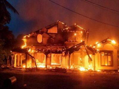 Митингующие на Шри-Ланке подожгли дом премьера - unn.com.ua - Украина - Киев - Шри Ланка