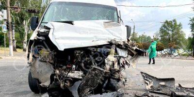 В Кривом Роге столкнулись грузовик и маршрутка, пострадали 14 человек - nv.ua - Украина - Кривой Рог - Днепропетровская обл.