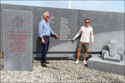 Максим Ферстаппен - Фернандо Алонсо - Имена де Вриза и Занде на монументе в Зандфорте - f1news.ru - США - Голландия
