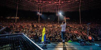 Группа OneRepublic подняла украинский флаг на концерте в Торонто - nv.ua - Россия - США - Украина