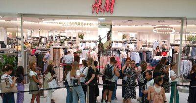 Москвичи стояли в очередях часами, чтобы попасть в магазины H&M - focus.ua - Москва - Россия - Украина - Москва
