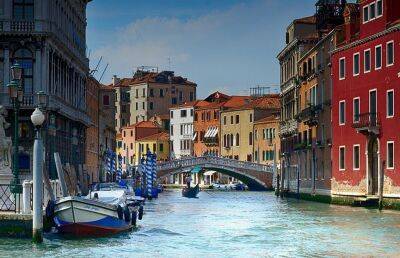 В Венеции австралийские туристы прокатились по каналу на серфах и были оштрафованы - ont.by - Италия - Австралия - Белоруссия - Венеции - Twitter