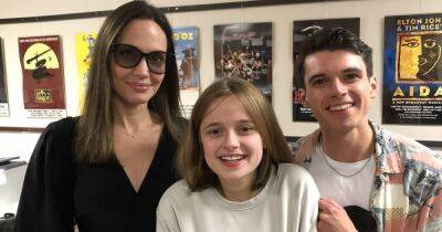 Анджелина Джоли - Брэд Питт - Анджелина Джоли сходила с младшей дочерью Вивьен в театр - focus.ua - Украина - Камбоджа - Лос-Анджелес - Вьетнам - Рим