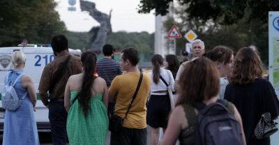 ФОТО: вечером в парке Победы собралось несколько десятков человек; прошли задержания - rus.delfi.lv - Латвия