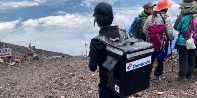 Истинная преданность работе. В Японии курьер Domino’s доставил пиццу голодному туристу на вершину вулкана Фудзияма - nv.ua - Украина - Япония