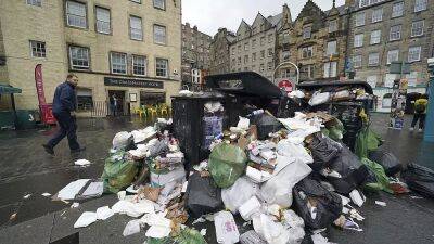 В Эдинбурге скопились горы мусора высотой в метр - ru.euronews.com - Шотландия - Эдинбург