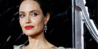 Анджелина Джоли - saint Laurent - Лариса Крофт - В Лос-Анджелесе. Анджелина Джоли появилась на публике в образе, вдохновленном ее героиней Ларой Крофт - nv.ua - Украина - Лос-Анджелес