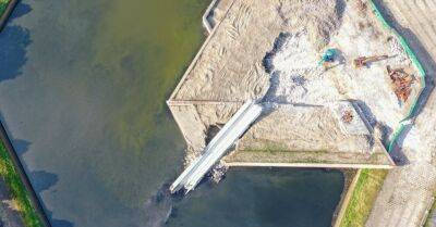 Из пруда возле бывшего памятника в Пардаугаве откачали воду - rus.delfi.lv - Рига - Латвия