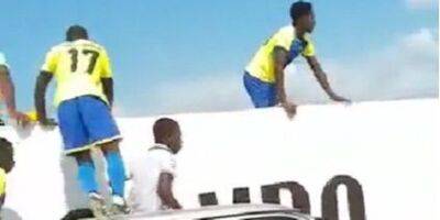 Пришлось взбираться на стену. В Мозамбике футболисты отказались заходить на стадион из-за колдовства — видео - nv.ua - Украина - Германия - Мозамбик