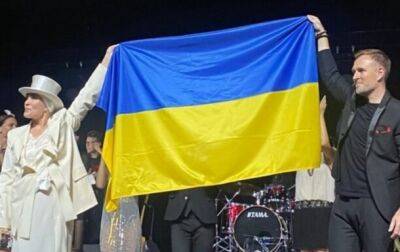 Лайма Вайкуле - Лайма Вайкуле на концерте подняла флаг Украины - korrespondent.net - Россия - Украина - Латвия