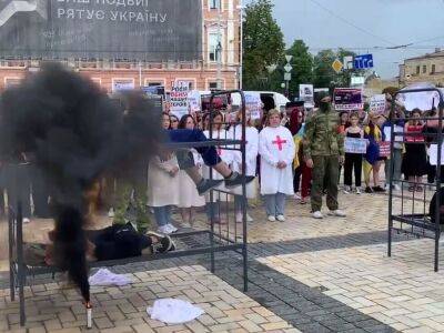 Антониу Гутерриш - В Киеве родственники защитников Мариуполя провели перформанс в связи с гибелью азовцев в Оленовке - gordonua.com - Россия - США - Украина - Киев - Мариуполь - Киев - Донецкая обл.