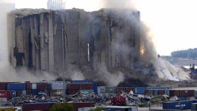 В Бейруте во 2-ю годовщину трагедии в порту рухнули силосные башни - ru.euronews.com - Бейрут