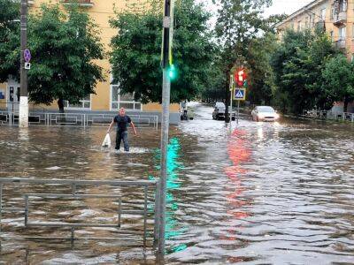 Улицы Твери затопило после дождя - afanasy.biz - Тверь - Тверская обл.