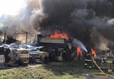 Уламки російської ракети спричинили масштабну пожежу під Уманню, є поранені (фото, відео) - facenews.ua - Украина