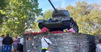 Памятник советскому танку в Нарве все-таки демонтируют — на первое время Т-34 перенесут в "закрытое" место - rus.delfi.lv - Эстония - Латвия