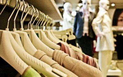 Известный бренд заявил об отказе от вешалок для одежды в своих магазинах - korrespondent.net - Украина - Англия