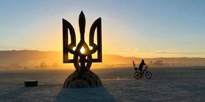 «Символ свободы и решительности». На фестивале Burning Man 2022 установили пятиметровый тризуб - nv.ua - Украина - шт. Невада - шт. Калифорния